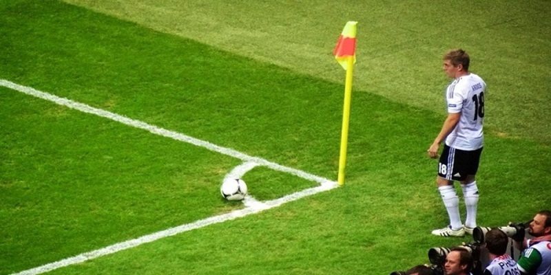 Mẹo soi kèo phạt góc 78WIN hiệu quả là kết hợp phân tích lối chơi
